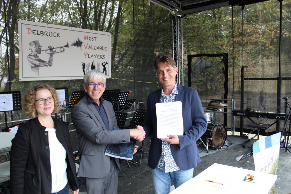 (v.l.n.r.) Vom Gymnasium Delbrück Raphaela Walther und Schulleiter Stephan Gringard mit Reinhard Fromme vom Kreismuseum Wewelsburg.